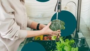 روش صحیح شستن میوه‌ها و سبزیجات؛ توصیه های یک سرآشپز حرفه‌ای