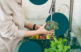 روش صحیح شستن میوه‌ها و سبزیجات؛ توصیه های یک سرآشپز حرفه‌ای