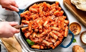 طرز پخت پاستا ریگاتونی با سس سوسیس و خامه 
