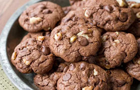 طرز تهیه کوکی شکلاتی گردویی بدون فر برای یک عصر پاییزی