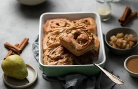رول دارچین و گلابی؛ شیرینی مقوی برای تمام فصول