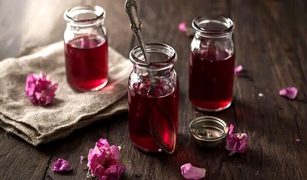 فوت و فن تهیه شربت گل محمدی خانگی | چه کار کنیم رنگ شربت تیره نشود؟