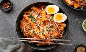 دوکبوکی، غذای خیابانی محبوب کره ای‌ها؛ تند، پنیری و خوشمزه + روش تهیه