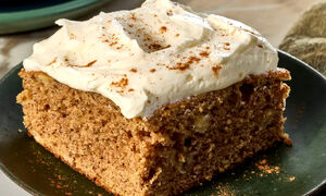 طرز تهیه کیک موز با روکش پنیر خامه‌ای
