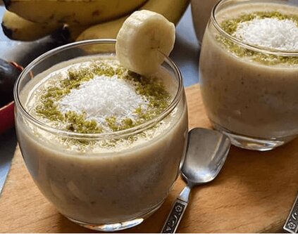 طرز تهیه اسموتی خرما با موز و گردو
