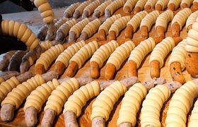 (ویدیو) پخت یک غذای متفاوت با خمیر و هات داگ