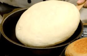 (ویدیو) پخت ساده و سریع نان در ماهیتابه به روش آشپز ترکیه‌ای