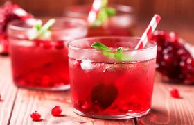 ۶ روش مختلف برای درست کردن کوکتل انار