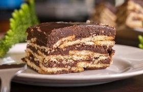 دسر بیسکوییتی با سس شکلات؛ معجونی از طعم و مزه
