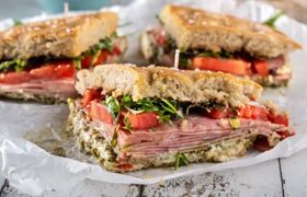 طرز تهیه ساندویچ فوکاچیا؛ بافتی نرم و عطری دلپذیر