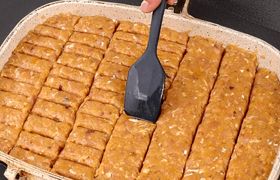 (ویدیو) طرز پخت مرغ آبدار با سس انار و زعفران؛ خوشمزه‌ترین کباب مرغ تابه‌ای