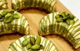 شیرینی پزی مخصوص عید ۱۴۰۴؛ شیرینی هلال پسته شیک و خوشمزه