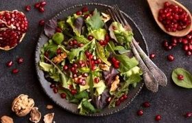 طرز تهیه سالاد اسفناج و انار با سس مخصوص