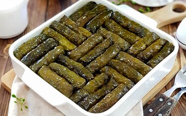 (ویدیو) طرز تهیه دلمه برگ مو؛ طریقه صحیح پیچیدن دلمه 