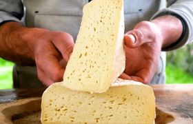 (ویدئو) طرز تهیه پنیر باستانی پکورینوی شور مزه ایتالیایی