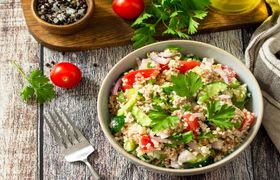 طرز تهیه سالاد تبوله با کینوا کاملا رژیمی و خوشمزه