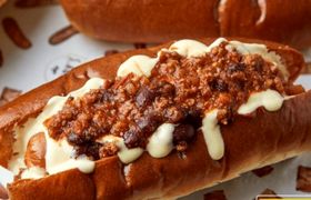 طرز تهیه ساندویچ «چیلی داگ»؛ یک شام خوشمزه