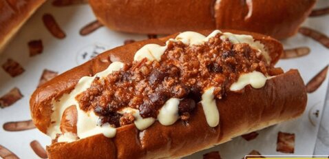 طرز تهیه ساندویچ «چیلی داگ»؛ یک شام خوشمزه