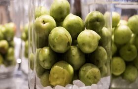 طرز تهیه شور گوجه سبز؛ یکی از خوشمزه ترین چاشنی‌ها