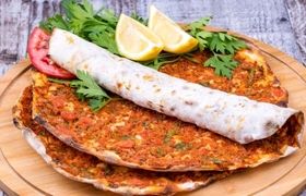 (ویدیو) طرز تهیه لاهما جون یک پیتزا خوشمزه و لذیذ ترکی