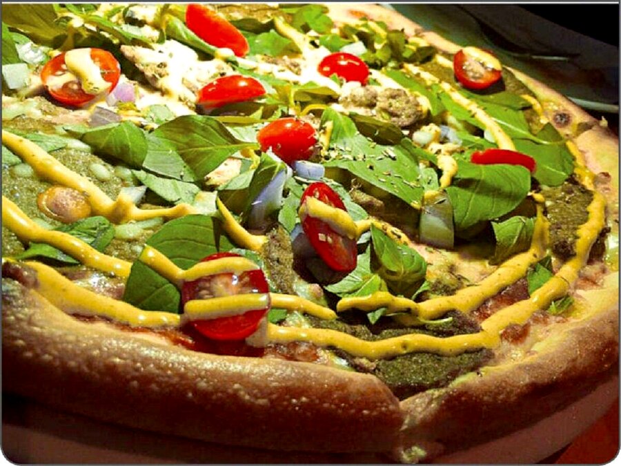 طرز تهیه پیتزا با سس ریحان به همراه آموزش خمیر پیتزا