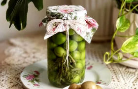 طرز تهیه ترشی گوجه سبز با طعم متفاوت و خوشمزه