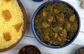 طرز تهیه خورشت آلو اسفناج با رب انار و گردو