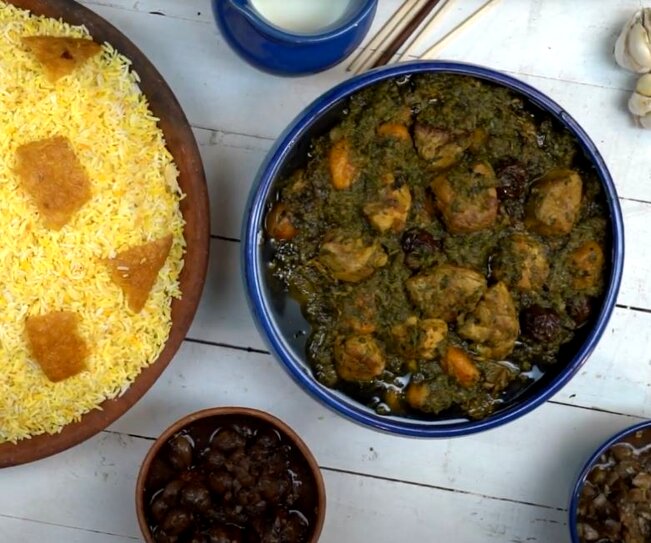 طرز تهیه خورشت آلو اسفناج با رب انار و گردو