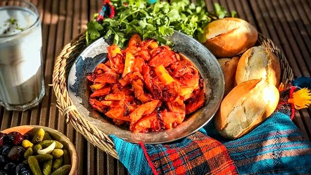 طرز تهیه سوسیس کاری؛ غذای خیابانی محبوب و خوشمزه آلمانی