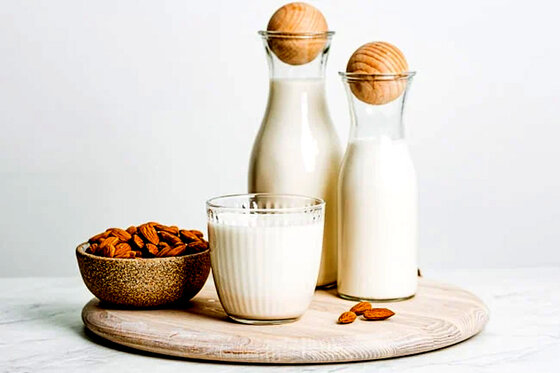 چطور در خانه شیر بادام درست کنیم؟