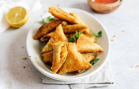 طرز تهیه سریع سمبوسه سیب زمینی با سس مخصوص