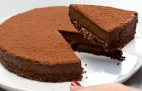 طرز تهیه چیزکیک شکلاتی یخچالی بدون فر