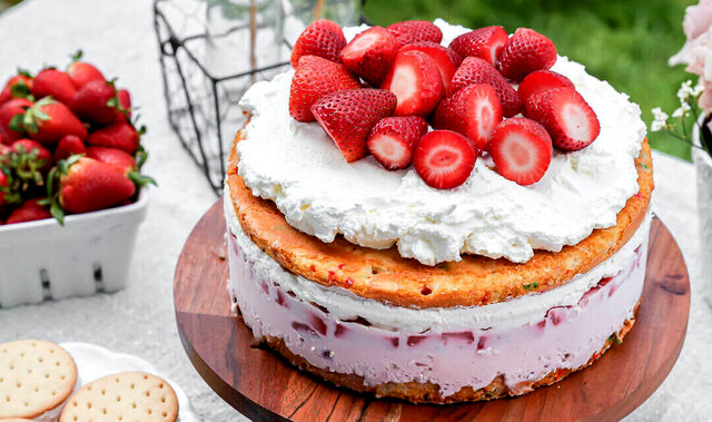 طرز تهیه کیک بستنی توت‌ فرنگی؛ یک دسر خنک و مجلسی