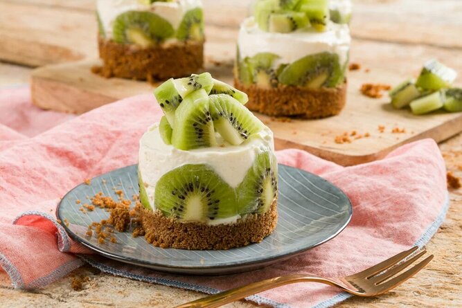 طرز تهیه کرم چیز کیوی؛ دسری مجلل و خیره‌کننده