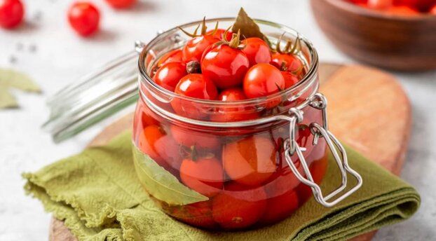 طرز تهیه شور گوجه گیلاسی در چند مرحله