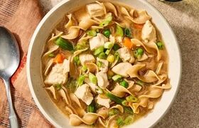 سوپ نودل مرغ و زنجبیل؛ اکسیر شفابخش و سبک برای روزهای سخت بیماری