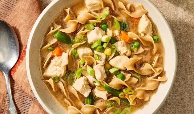 سوپ نودل مرغ و زنجبیل؛ اکسیر شفابخش و سبک برای روزهای سخت بیماری
