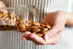 چرا کودکان باید با این آجیل روز خود را شروع کنند؟