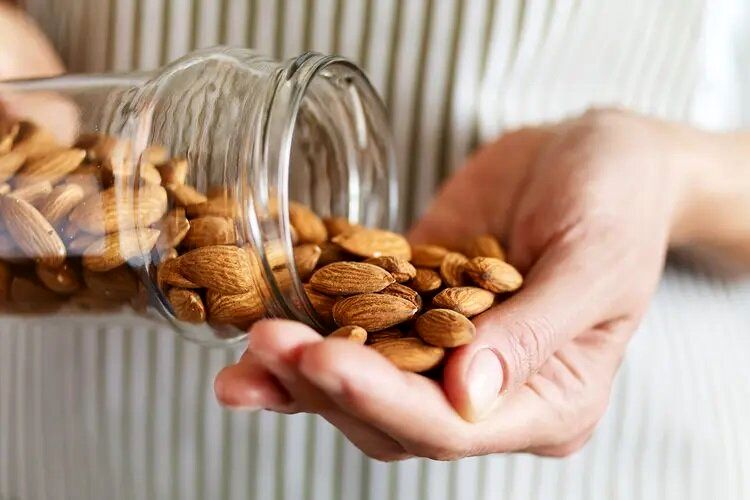 چرا کودکان باید با این آجیل روز خود را شروع کنند؟