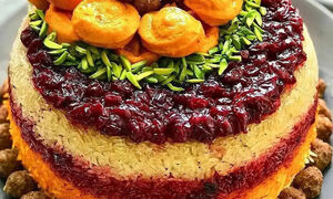 طرز تهیه ته‌چین آلبالو پلو با کوفته قلقلی؛ غذای خوشمزه فصل