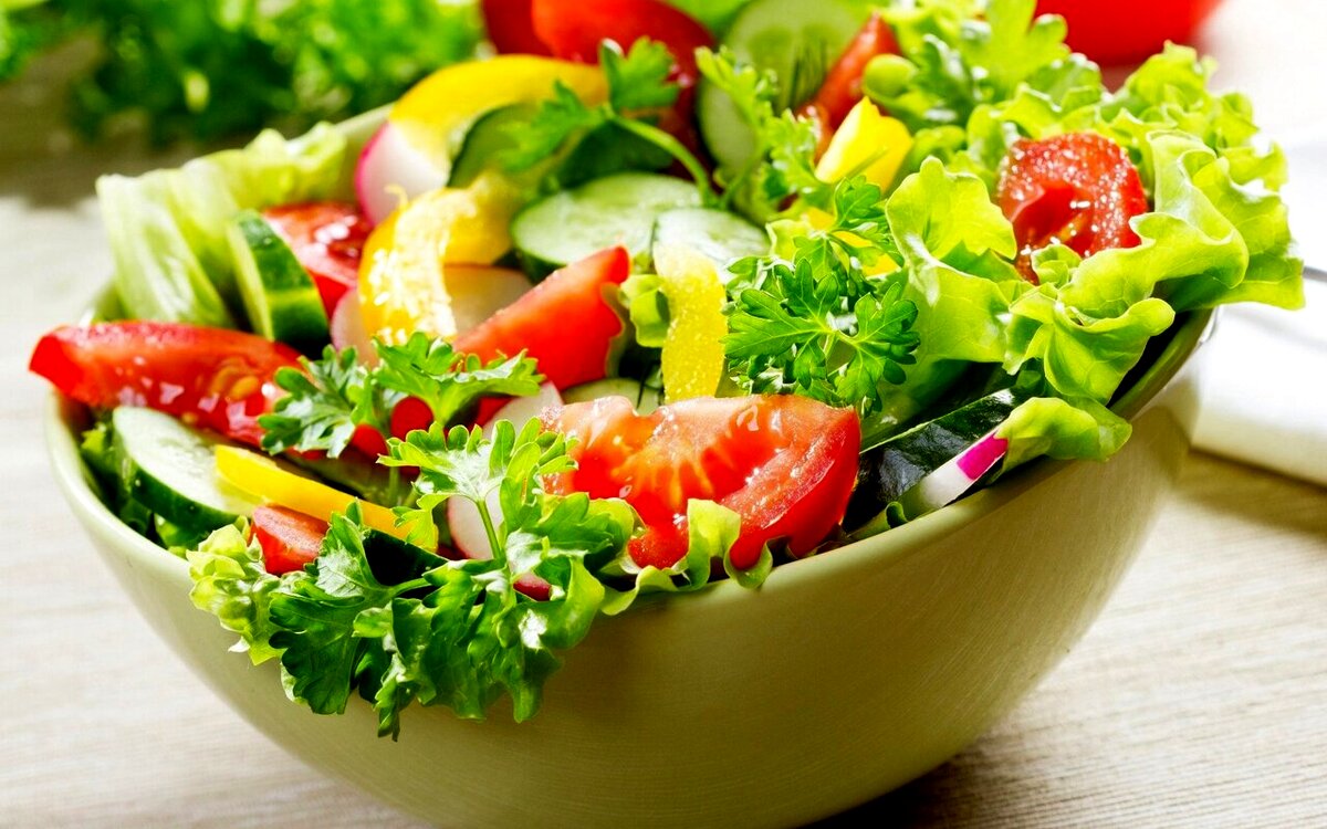 خوردن سالاد همراه غذا مفید است یا مضر؟
