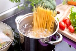 تا الان ماکارونی را اشتباه می‌شکستیم! ؛ ترفند درست و علمی برای شکستن ماکارونی
