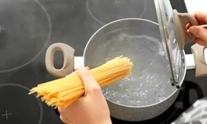 چه کار کنیم ماکارونی له و خمیر نشود؟ + یک ترفند ساده