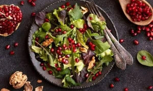  طرز تهیه سالاد اسفناج و انار با سس مخصوص