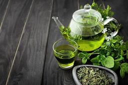 چه کسانی نباید چای سبز بخورند؟ | عوارض پنهان و بهترین ساعت مصرف این نوشیدنی محبوب