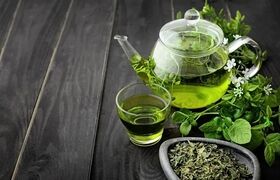 چه کسانی نباید چای سبز بخورند؟ | عوارض پنهان و بهترین ساعت مصرف این نوشیدنی محبوب