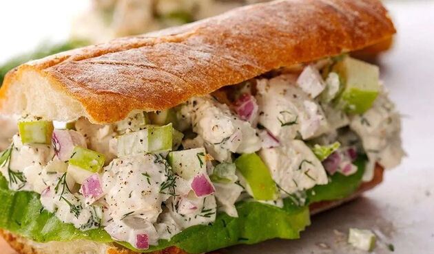 طرز تهیه ساندویچ ران مرغ لذیذ با سالاد کلم