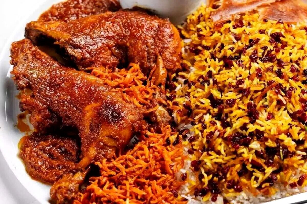 بفرمایید مرغ همایونی مجلسی با سس پیاز و ادویه‌های معطر!