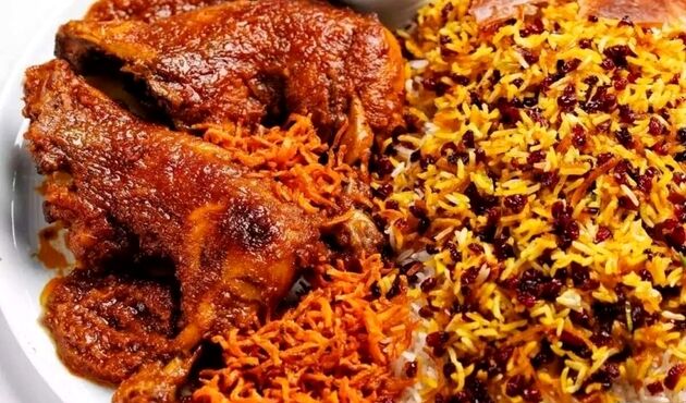 بفرمایید مرغ همایونی مجلسی با سس پیاز و ادویه‌های معطر!