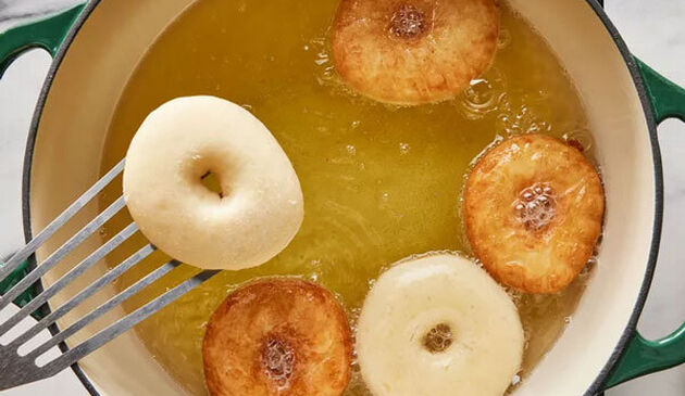 طرز تهیه دونات خانگی نرم و پف‌دار با روکش شکلاتی